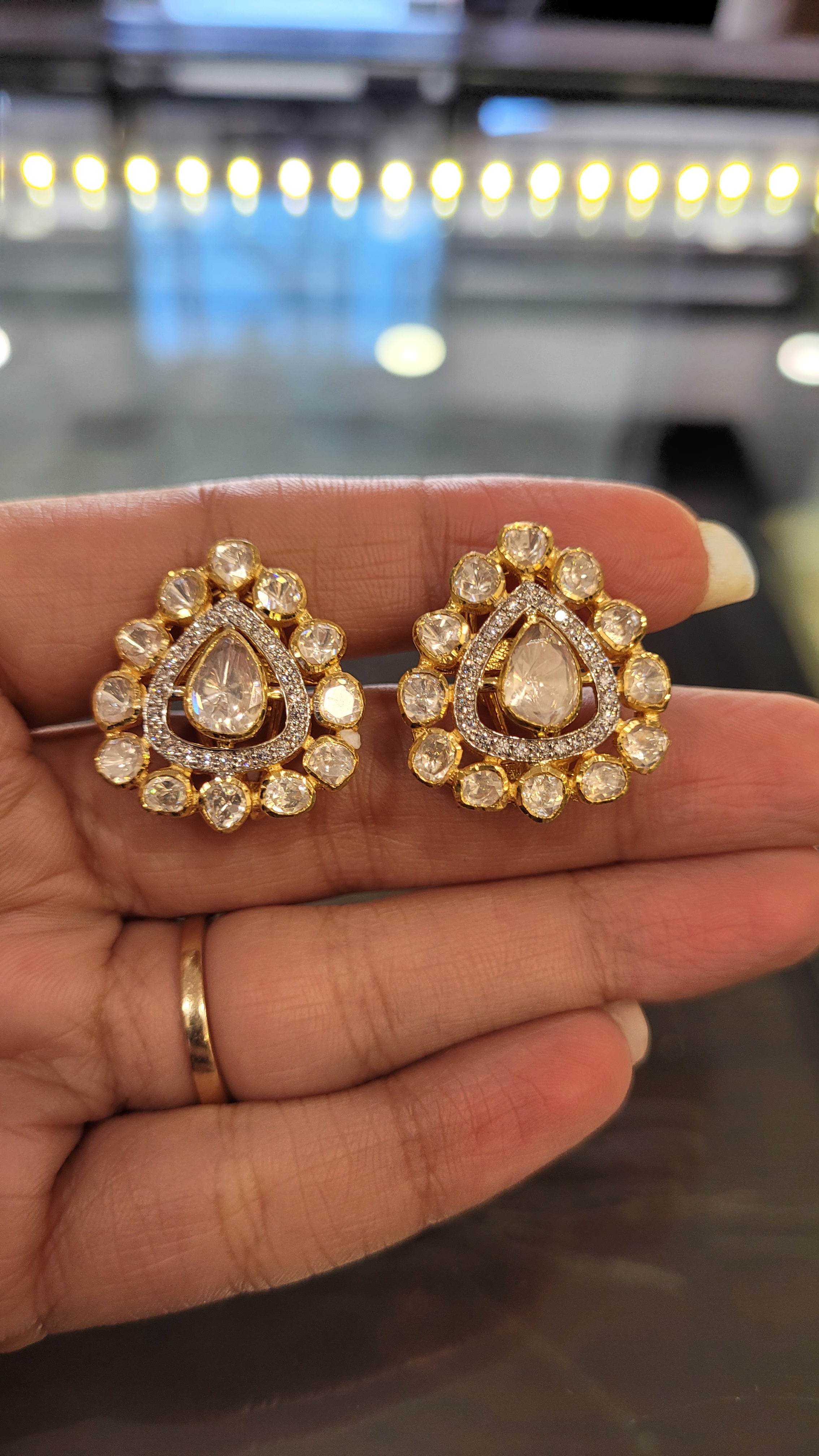 Women Formal Wear Kundan Jhumki Earring with Gold Plating 350086